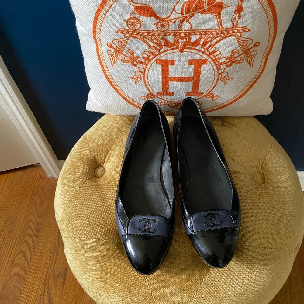 CHANEL Interlocking CC Logo Leather Ballet Flats